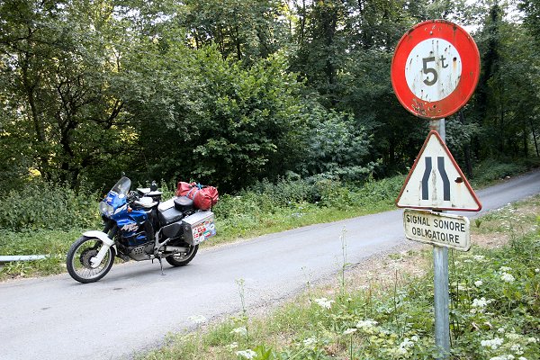 ... so einsam, dass man hupen soll ;-)