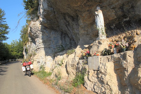 Marienstatue in den Felsen