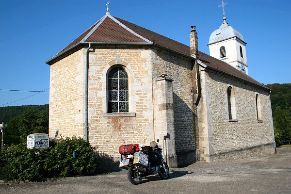 Alte Kirche in einem Dorf