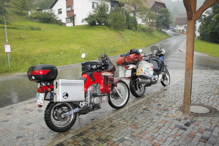 ... auf das Ende des Regens :-(