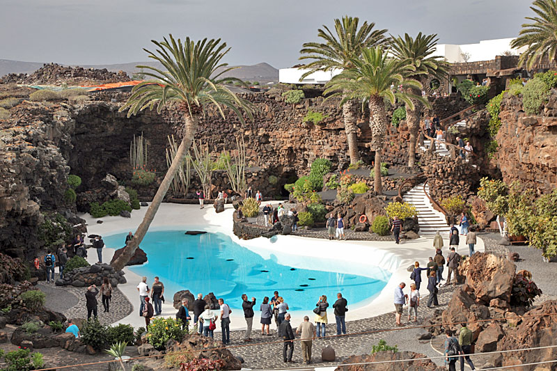 ... ein Pool unter Palmen