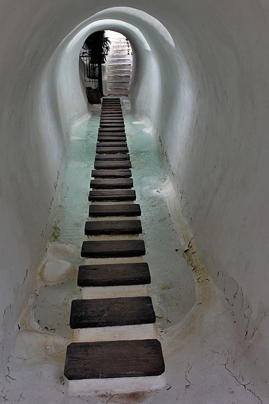 Tunnel mit Schwellen gegen nasse Füsse