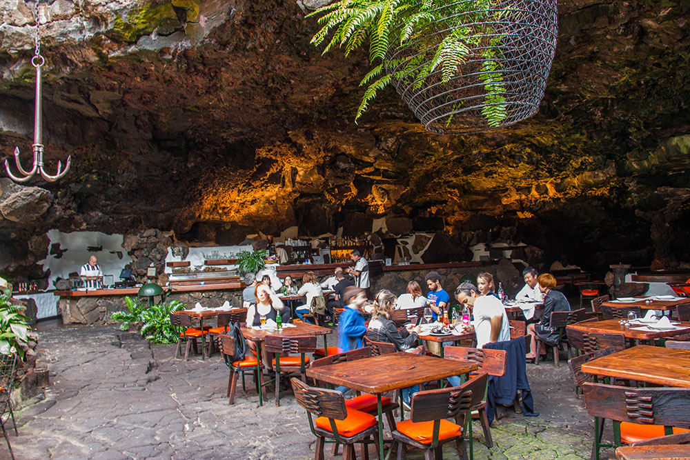Café unterhalb des Eingangs