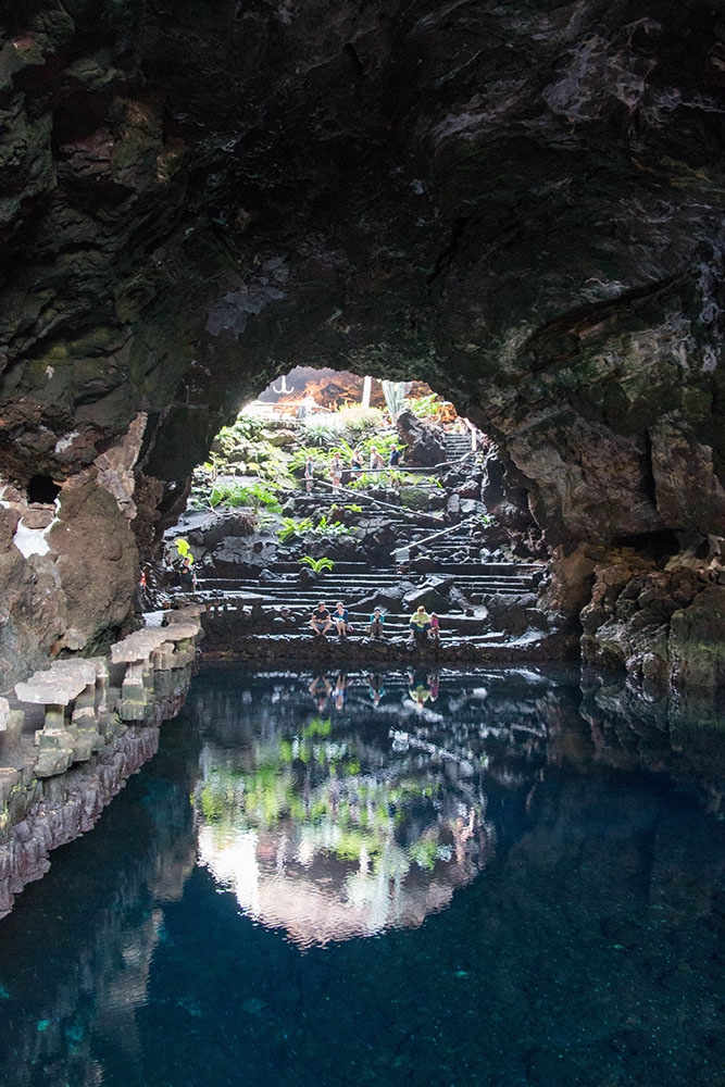 Blick in die Höhle mit dem kleinen See