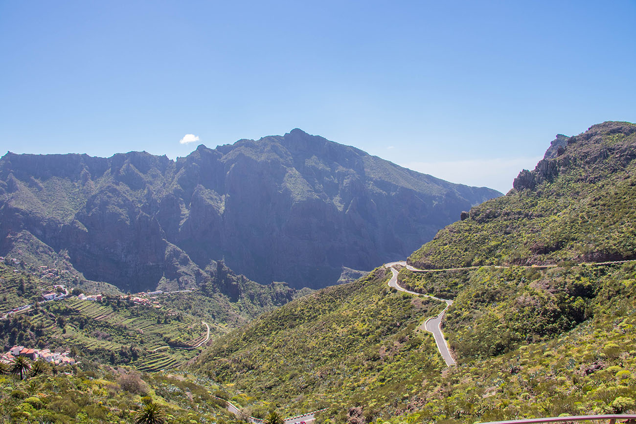 Blick auf Masca, rechts die abenteuerliche Stra&szlig;e dort hin 