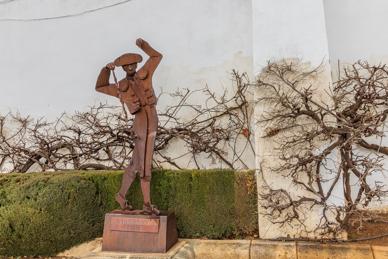 Statue eines Banderillo (oder auch Peones genannt). Das sind Gehilfen des Toreros, die versuchen drei Paare von Banderillas (Spieße mit bunten Bändern) in den Widerrist des Stieres zu stechen