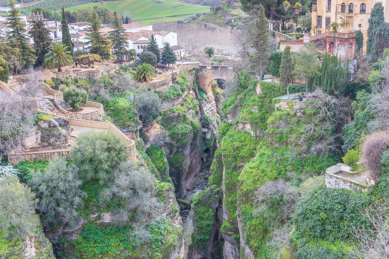 Wir laufen zunächst auf der einen Seite der Schlucht zur alten Brücke hinunter