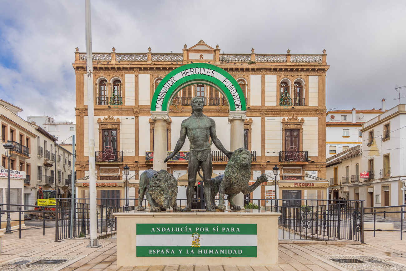Herkules Statue mit dem Wappen Andalusiens (unten am Fundament der Statue)