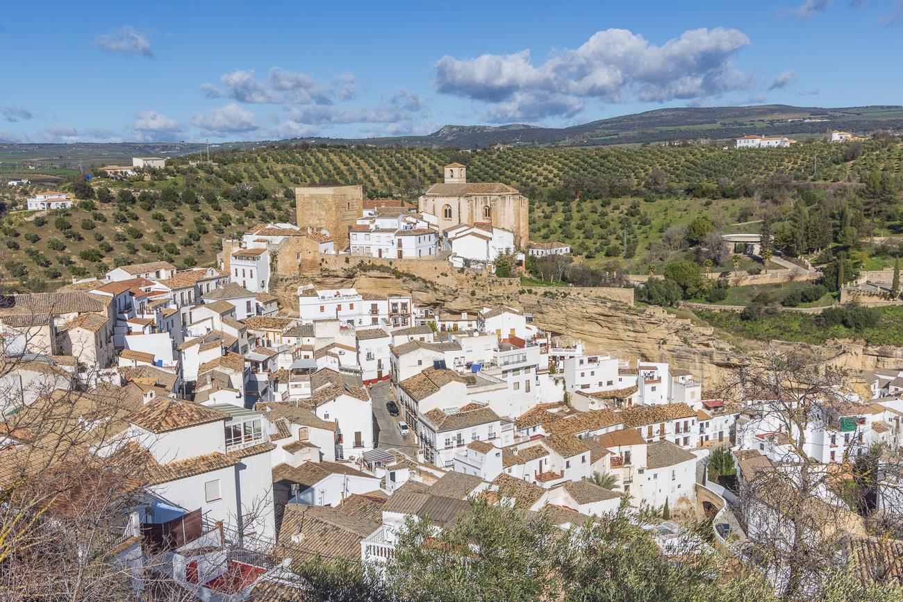 Besonders sehenswert sind die charakteristischen Höhlenwohnungen in den beiden Straßen Cuevas del Sol und Cuevas de la Sombra. Auch die Ruinen der einstigen Fortaleza Nazarí aus dem 8. Jahrhundert thronen noch immer majestätisch über Setenil. Sie sind von fast jedem Punkt der Stadt zu sehen.