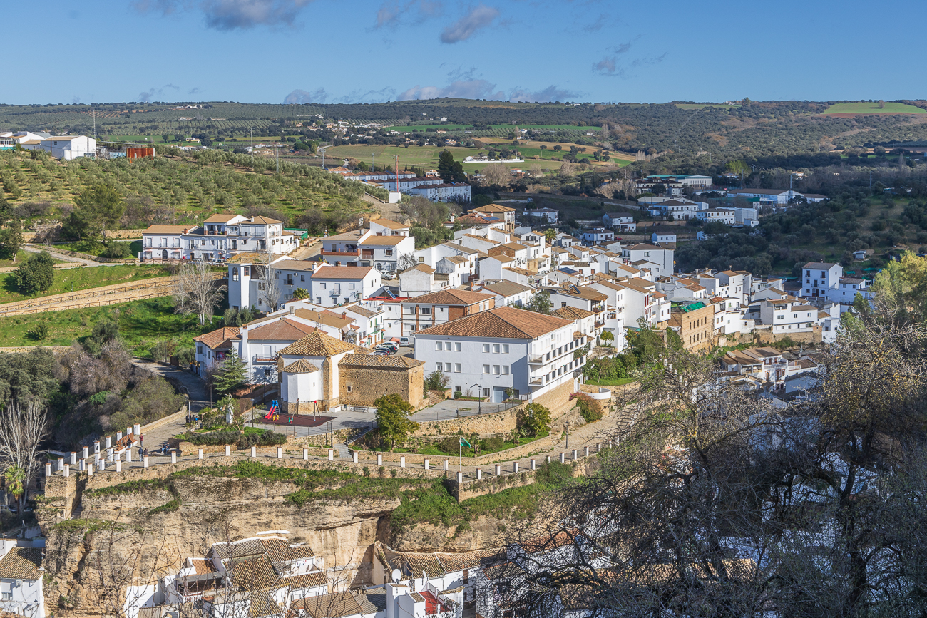 Setenil de las Bodegas ist eine Kleinstadt und eine südspanische Gemeinde (Municipio) mit nur noch 2.675 Einwohnern. Setenil liegt an der „Straße der weißen Dörfer“ (Ruta de los Pueblos Blancos) und wurde im Jahr 1985 als Conjunto histórico-artístico eingestuft.