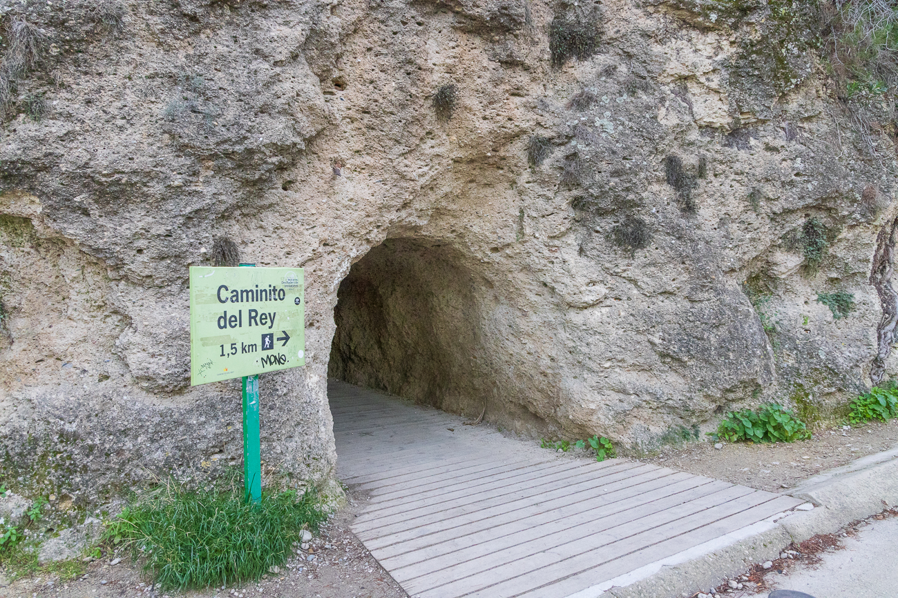... geht es zunächst durch einen Tunnel auf die andere Seite des Berges