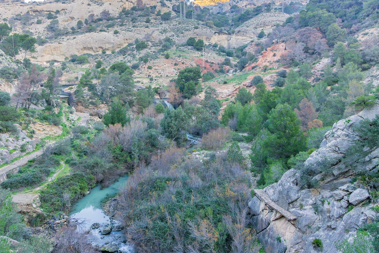 Blick zurück zum Damm und auf den Río Guadalhorce sowie auf das kurze Teilstück des alten Weges
