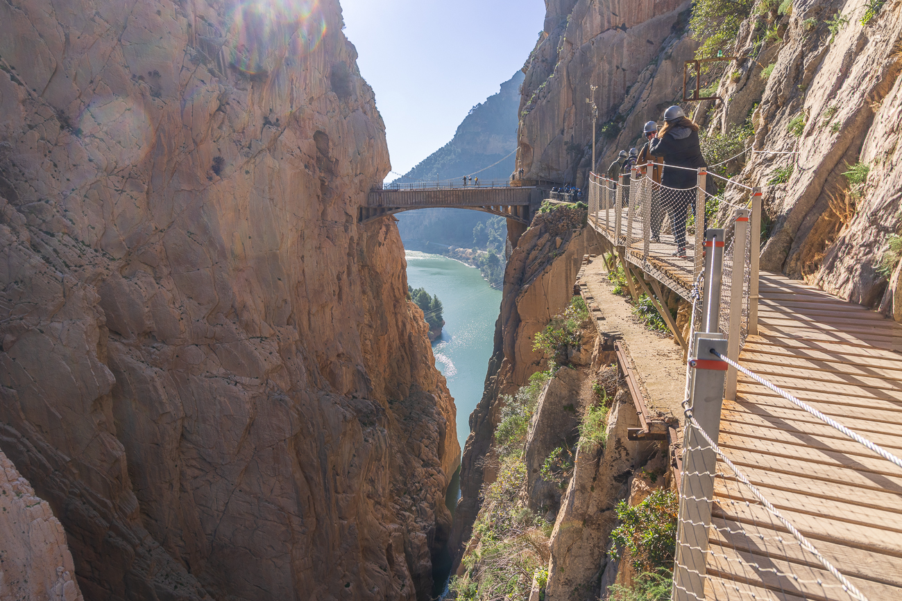 Wir müssen jedoch über diese Brücke gehen