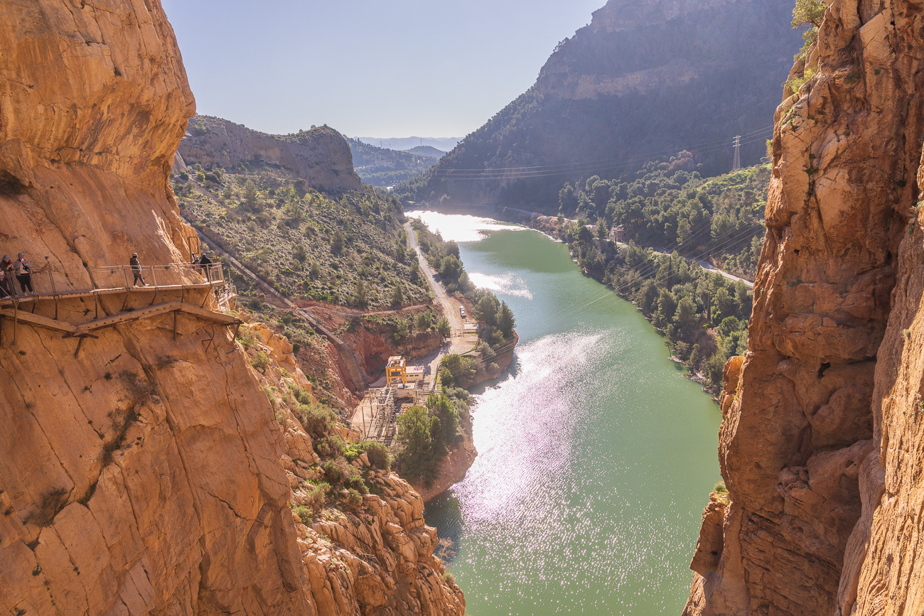 ... und kann in Ruhe auf den Stausee Embalse Tajo de la Encantada blicken und fotografieren