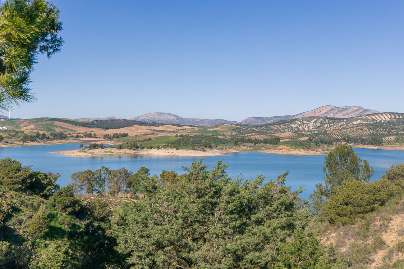 Zurück am Parkplatz. Dahinter sieht man, schön gelegen, den See Embalse de Guadalhorce