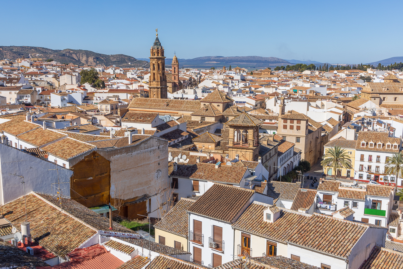 Antequera ist eine Stadt und eine Gemeinde mit 41.184 Einwohnern (Stand 1. Januar 2022) in der andalusischen Provinz Málaga. Seit dem 16. Jahrhundert trägt die Stadt wegen ihrer Bedeutung für Kultur und Geschichte des Landes und ihrer geographischen Lage an den Verbindungswegen zwischen den großen andalusischen Städten Málaga, Granada, Córdoba und Sevilla den Beinamen "Herz von Andalusien".