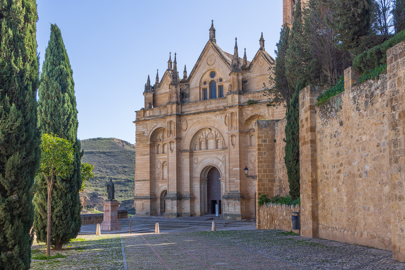 Hier stehen wir vor dem Real Colegiata de Santa María la Mayor mit dem Denkmal des Gelehrten Pedro Espinosa