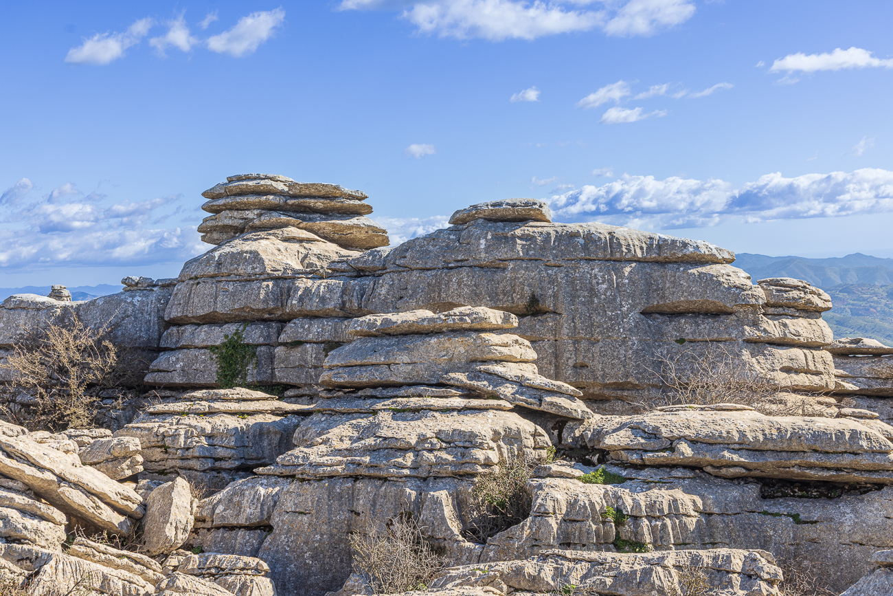 El Torcal ist ein Ausläufer der bogenförmig verlaufenden Sierra Subbética und liegt in einer Höhe zwischen 1100 und 1400 m. Zerklüftete Felsen und Schluchten wechseln in stets neuer Gestalt einander ab. Hohe Säulen aus Steinplatten unterschiedlicher Größe sehen aus, als wären sie künstlich aufeinander gestapelt worden. Ganz unvermittelt sieht man ausgespülte Becken in ebenen Felsplatten. 