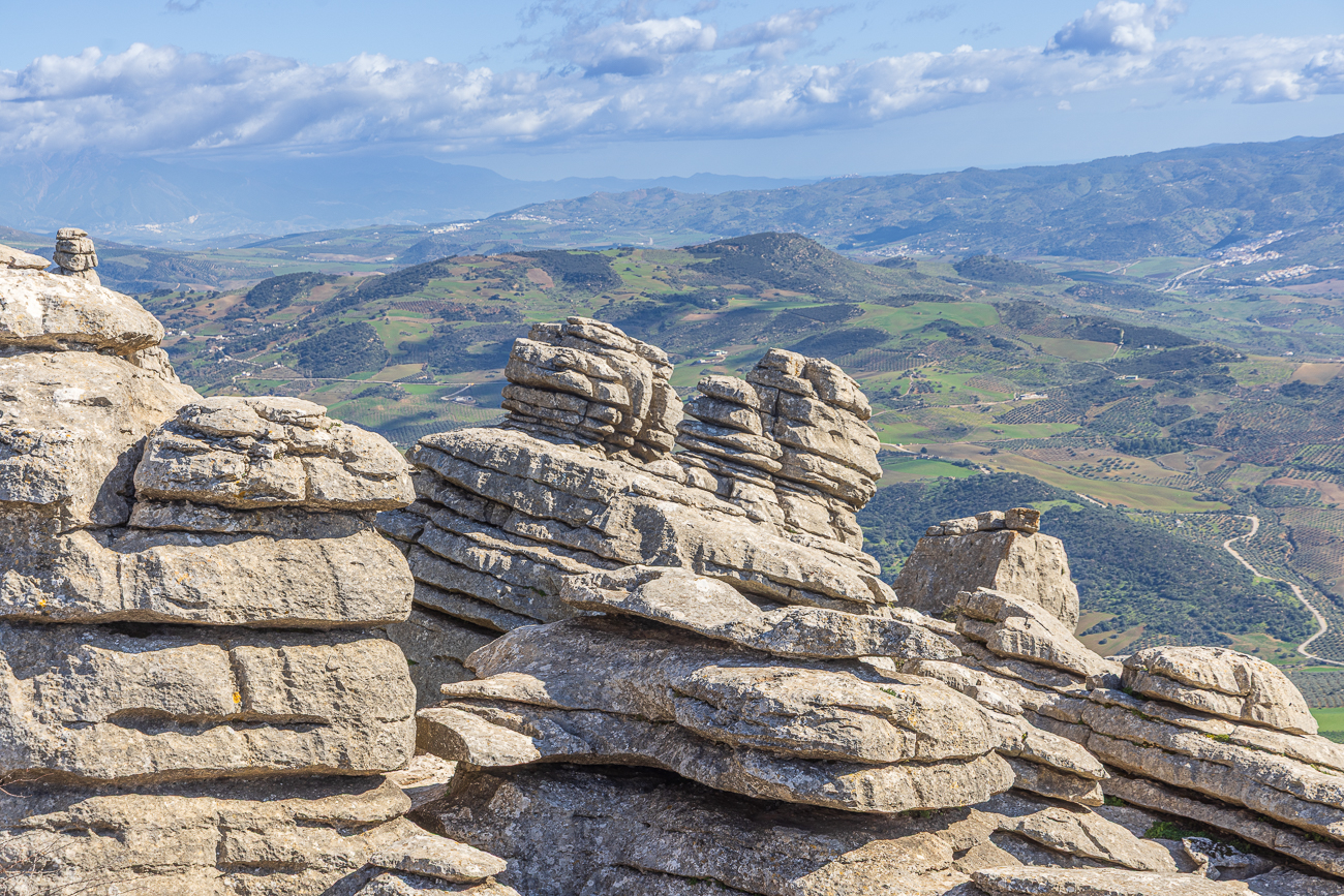 Hinter den Felsen befindet sich das Tal des Rio de Campanillas
