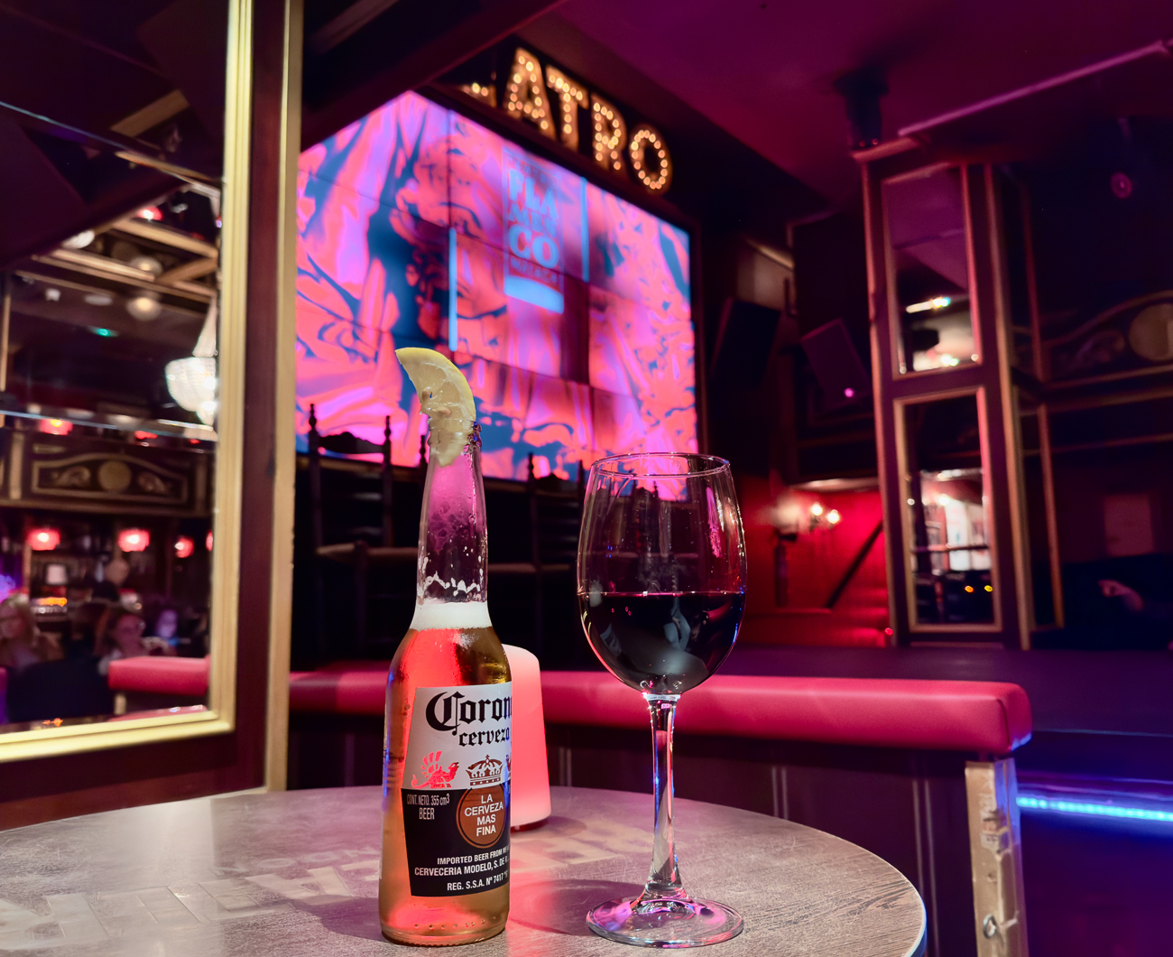 Corona und Rotwein werden vor Showbeginn serviert