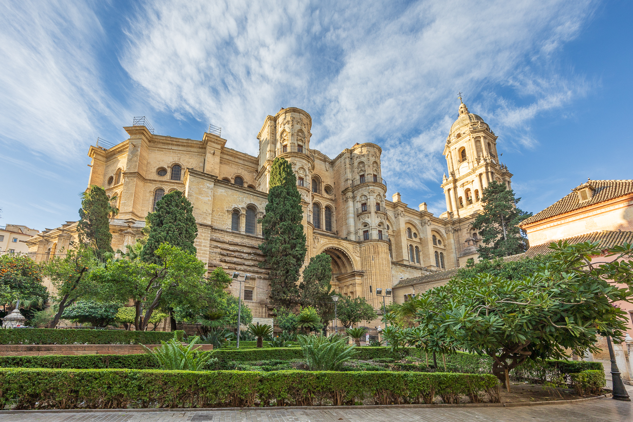 Die Kathedrale "Santa Iglesia Catedral Basílica de la Encarnación" wurde von den christlichen Eroberern ab 1528 über einer Moschee erbaut. Obwohl in den ursprünglichen Plänen zwei Türme geplant worden waren, wurde später aus Geldmangel nur einer vervollständigt, was der Kathedrale ihren volkstümlichen Namen „La Manquita“ („kleine einarmige Dame“) einbrachte. Sie ist der Inkarnation, also der Fleischwerdung Gottes, geweiht. Der Kathedrale wurde 1855 von Papst Pius IX. der Titel einer Basilica minor verliehen.