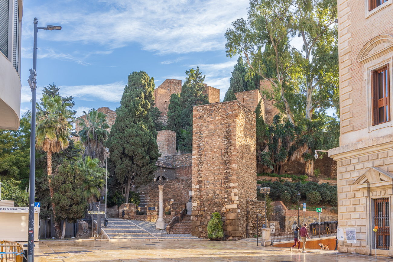 Das Castillo de Gibralfaro, rechts davon ist das Museo de Málaga (Málaga Museum), das wir zuerst besuchen