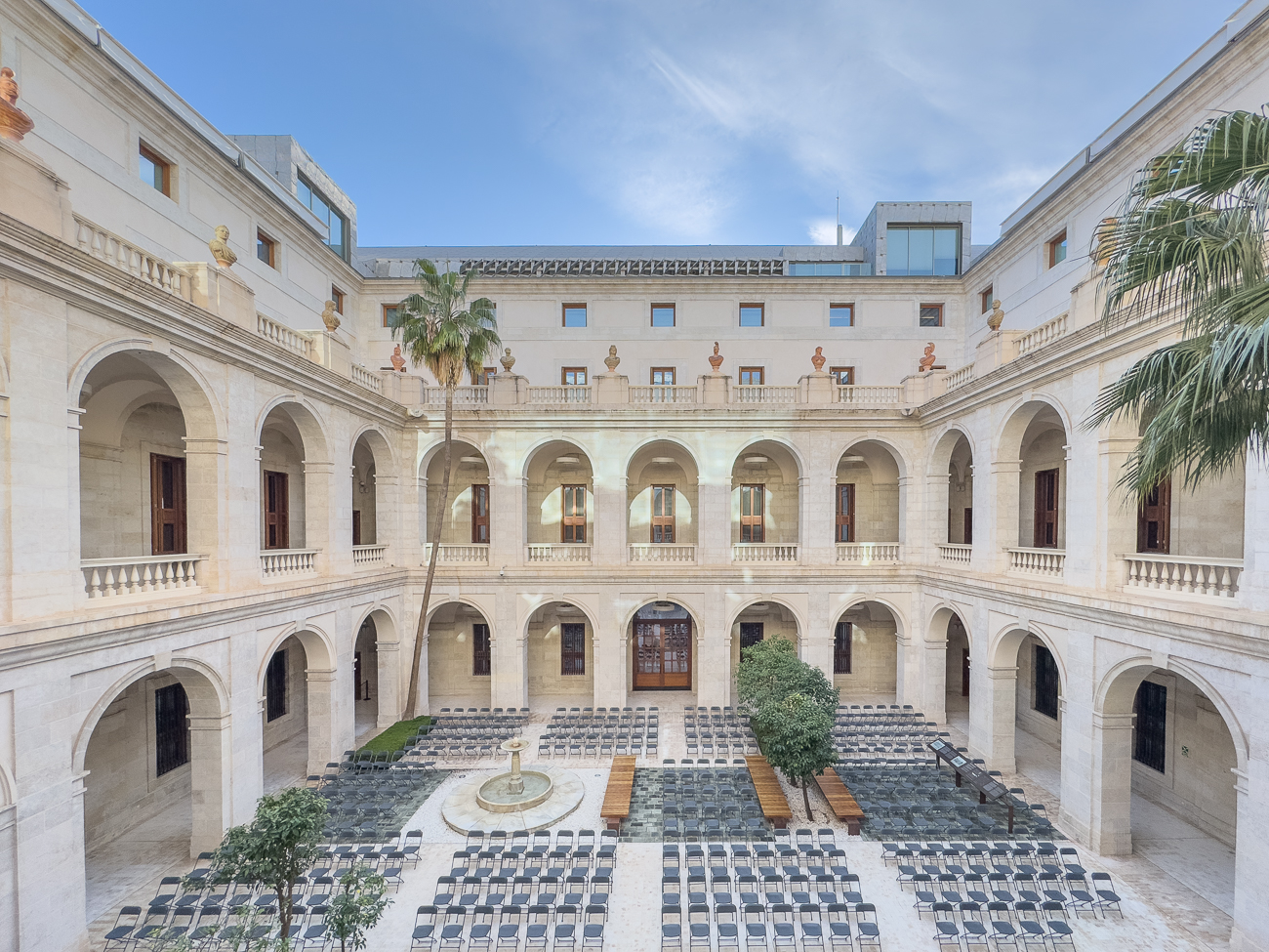 Das Museum von Málaga (Museo de Málaga) beherbergt die Sammlungen von zwei herausragende museistische Institutionen der Stadt, nämlich das Museo de Bellas Artes (Museum der Schönen Künste) und das Museo Arqueológico Provincial (das Provinzmuseum für Archäologie) und verfügt über mehr als 15.000 archäologische Referenzen und über eine umfangreiche Sammlung von 2.000 Gemälden des 19. und des 20. Jahrhunderts. Es handelt sich um das fünftgrösste Museum von Spanien und das grösste Museum von Andalusien.