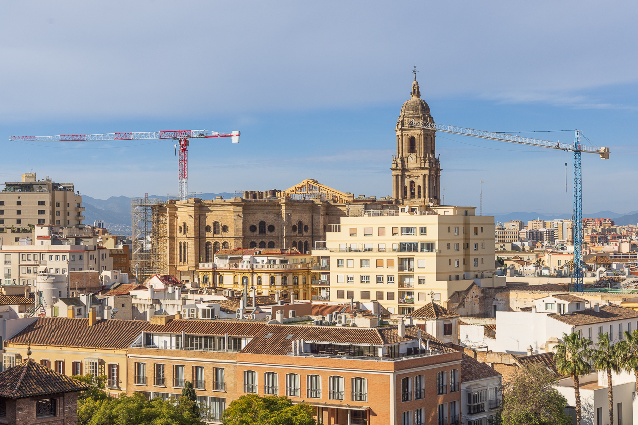 Blick auf die Kathedrale "Santa Iglesia Catedral Basílica de la Encarnación", vom Hügel des Römischen Theaters aus