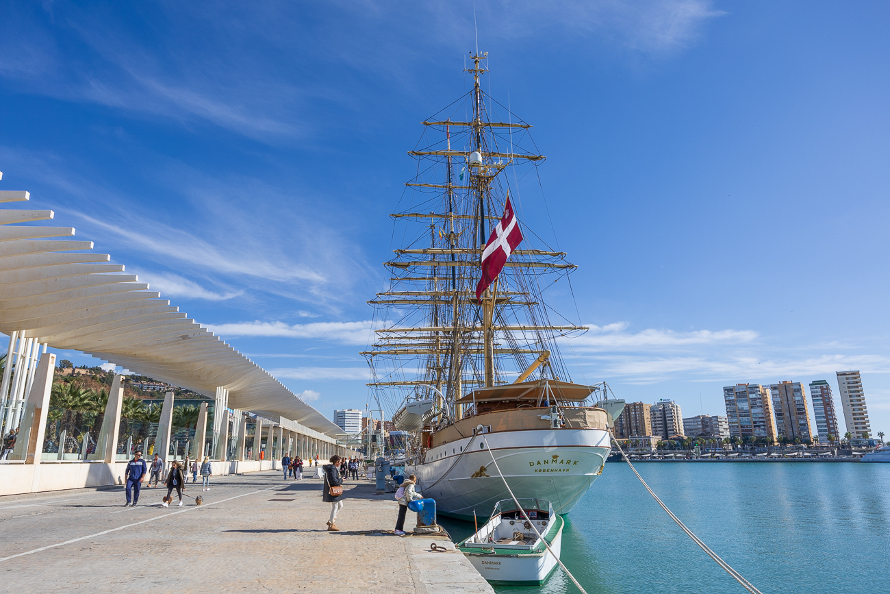 Muelle Uno ist ein Open-Air-Einkaufszentrum und eine Anlegestelle im Hafen von Málaga. Der Komplex ist zu einem der wichtigsten kommerziellen Bezugspunkte der Stadt Málaga geworden.1 Muelle Uno beherbergt einen Megayachthafen, das Centre Pompidou und Handelsunternehmen wie Lacoste, Hugo Boss oder Primor sowie Restaurants wie Burger King, KFC oder 100 Montaditos. In der Nähe von Muelle Uno befinden sich auch der Palmeral de las Sorpresas, der Parque de Málaga und die Farola. Sie verfügt über eine Tiefgarage mit 1050 Stellplätzen.