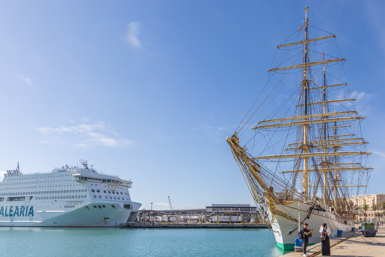 Im Hafen liegt gerade das dänische Training Schiff DANMARK mit zahlreichen Rekruten an Bord