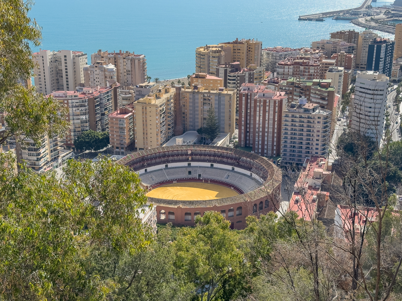 Blick von der Festung Alcazaba auf die imposante Stierkampfarena von Málaga
