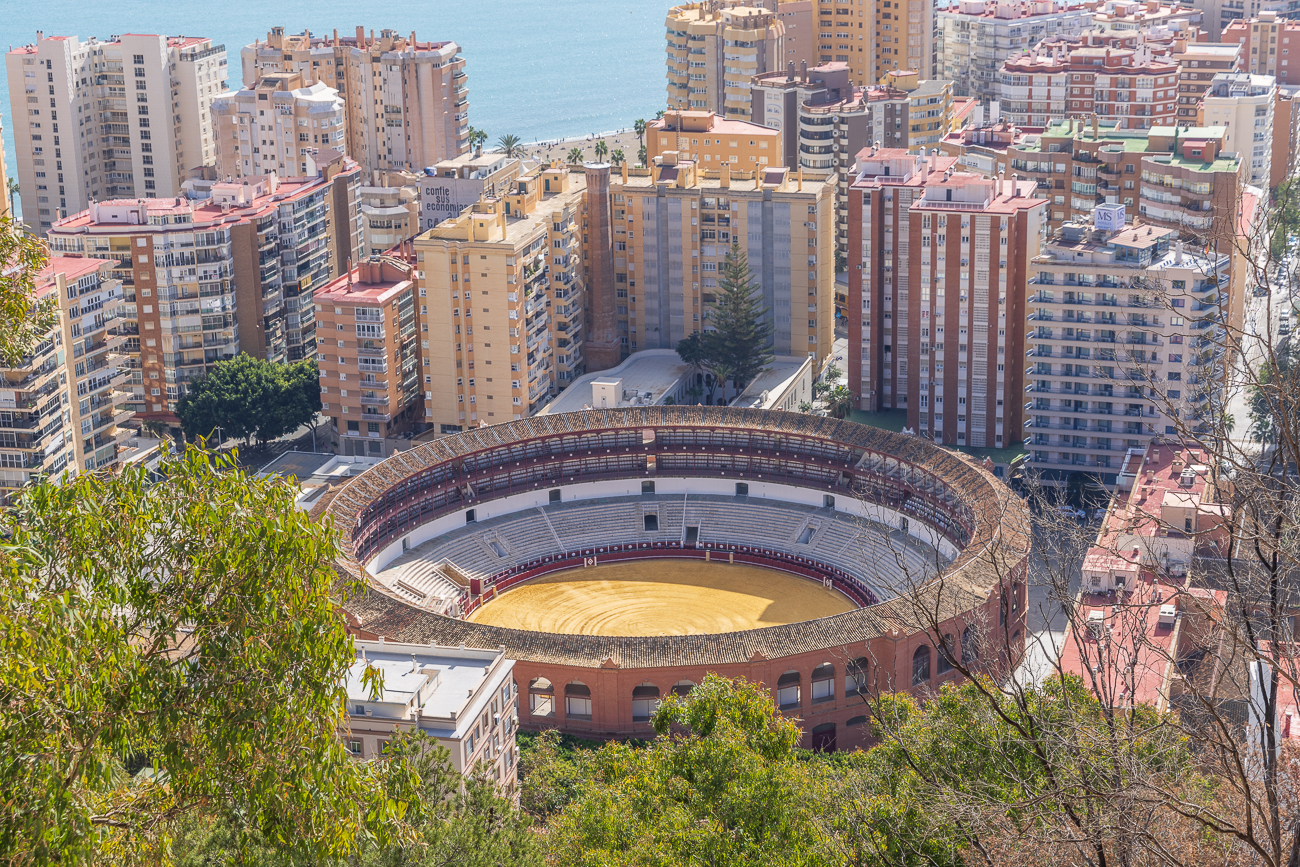 Im Plaza de Toros finden vor allem im August während der Feria de Málaga zahlreiche Stierkämpfe mit den bekanntesten Toreros des Landes statt. Zur Semana Santa findet die Corrida picassiana statt, bei der die Kleidung der Toreros von der Kunst von Pablo Picassos inspiriert wird.Es handelt sich um ein blutiges Spektakel, das aber zur kulturellen Tradition der Spanier zählt und viele Anhänger hat. Die Ursprünge der Stierkämpfe reichen vermutlich bis in die römische Antike zurück. Im Mittelalter war der Stierkampf ein beliebtes Ritterspiel. Die in der jetzigen Form ausgelebte Stierkampftradition wurde gegen Anfang des 18. Jahrhunderts entwickelt.Die Stierkampfarena von Málaga wird außerdem als Reitplatz für die Ausbildung edler Pferde genutzt. Man schließt hier lückenlos an die Tradition der königlichen Kavallerie an, die hier ihre militärischen Übungen absolvierte.