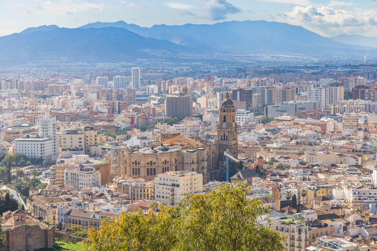 Blick von der Festung Alcazaba auf Malaga mit der Kathedrale "Santa Iglesia Catedral Basílica de la Encarnación"