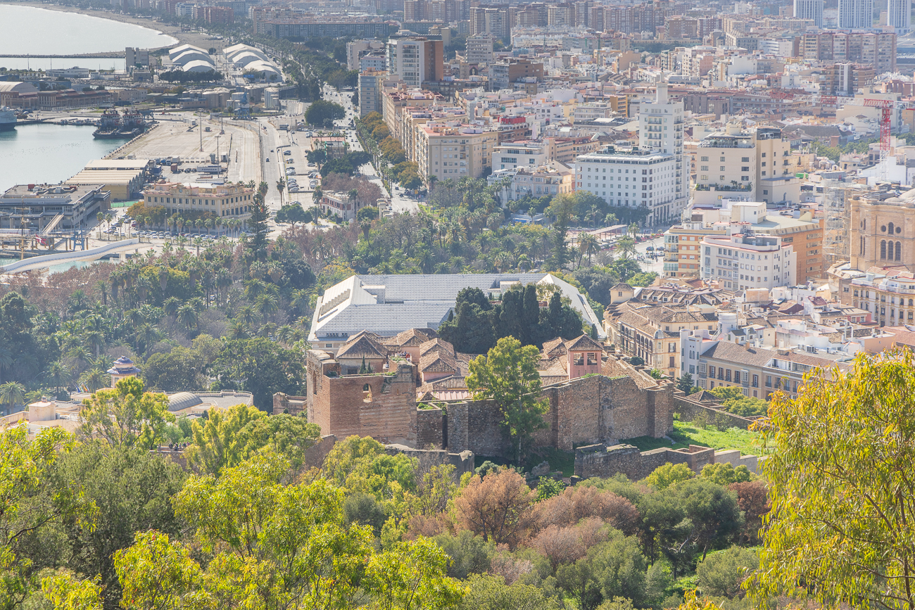Blick von der Festung Alcazaba auf das Castillo Gibralfaro