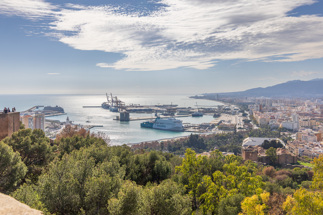 Blick von der Festung Alcazaba auf den Hafen von Malaga
