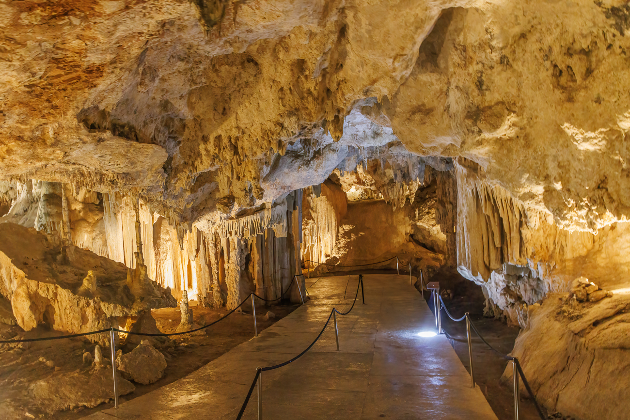 Befestigte Wege und Treppen führen durch die Höhle