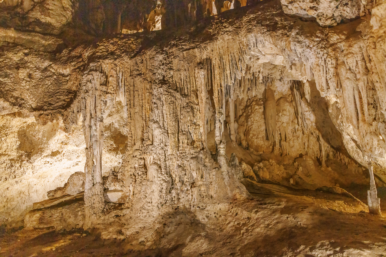 Stalagtiten und Stalagmiten haben sich zum Teil in der Mitte getroffen