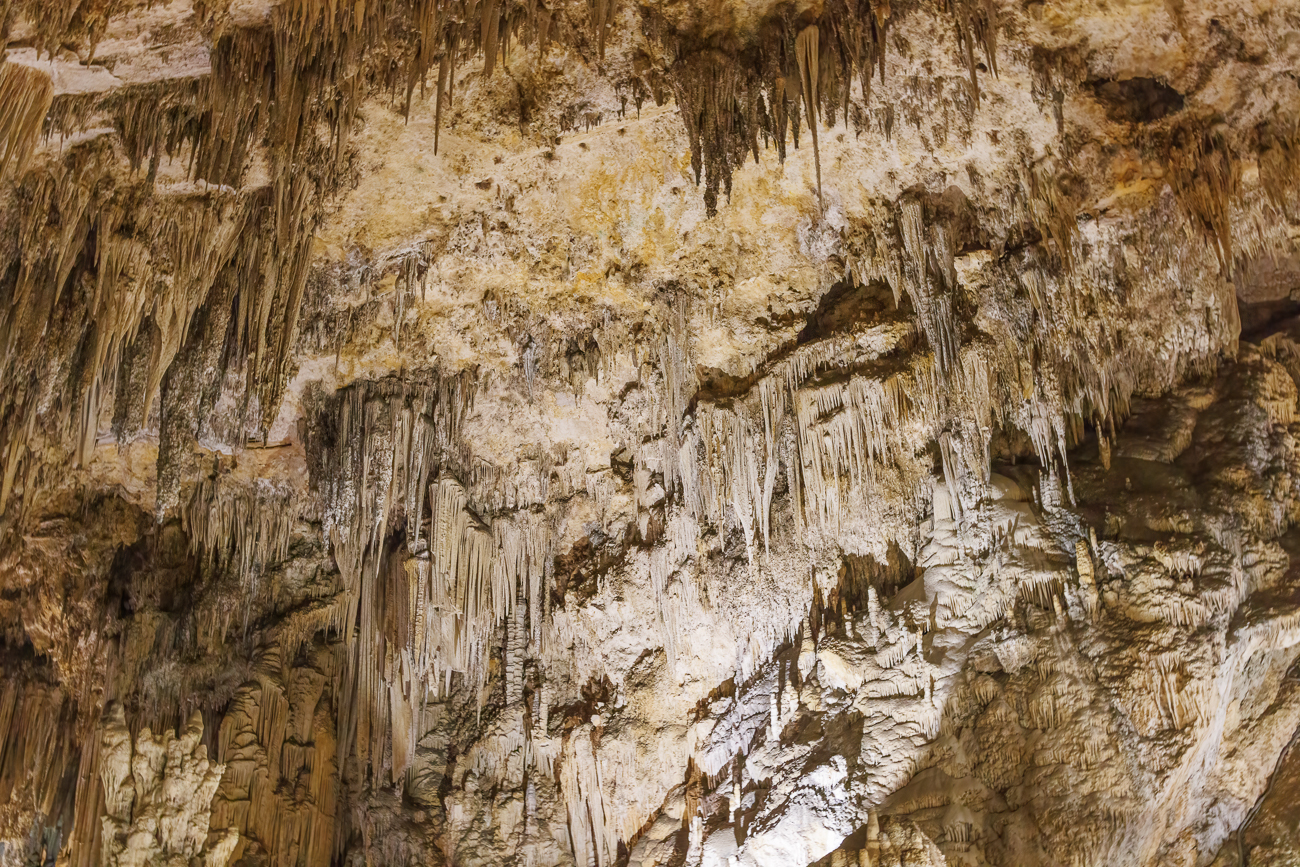 Diese Stalagtiten ragen wie bedrohliche Speere von der Decke