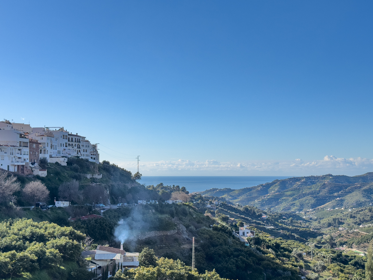 Hier sitzen wir auf einer Café-Terrasse in Frigliana und genießen den Blick Richtung Nerja auf das Meer