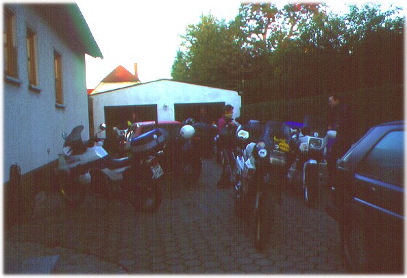 Aufbruch vor Luigis Haus
