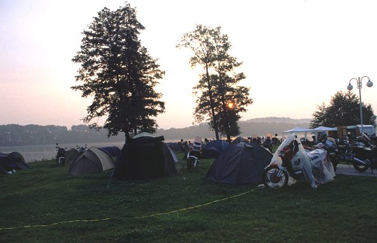 Sonnenaufgang im Camp. Um 06:30 Uhr starte ich zur Heimfahrt