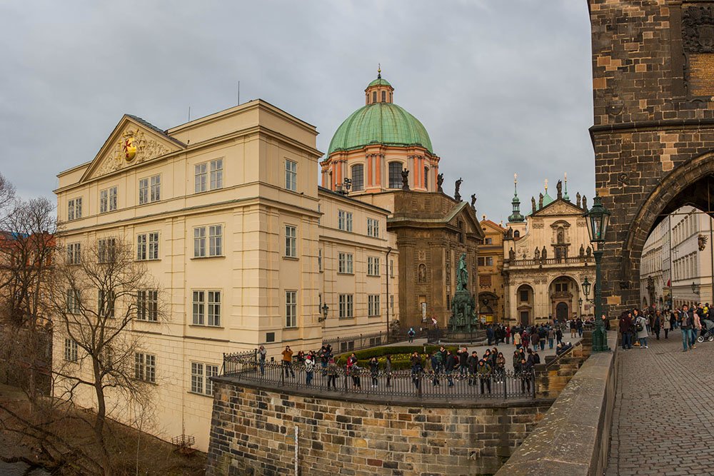 Gebäude neben der Brücke