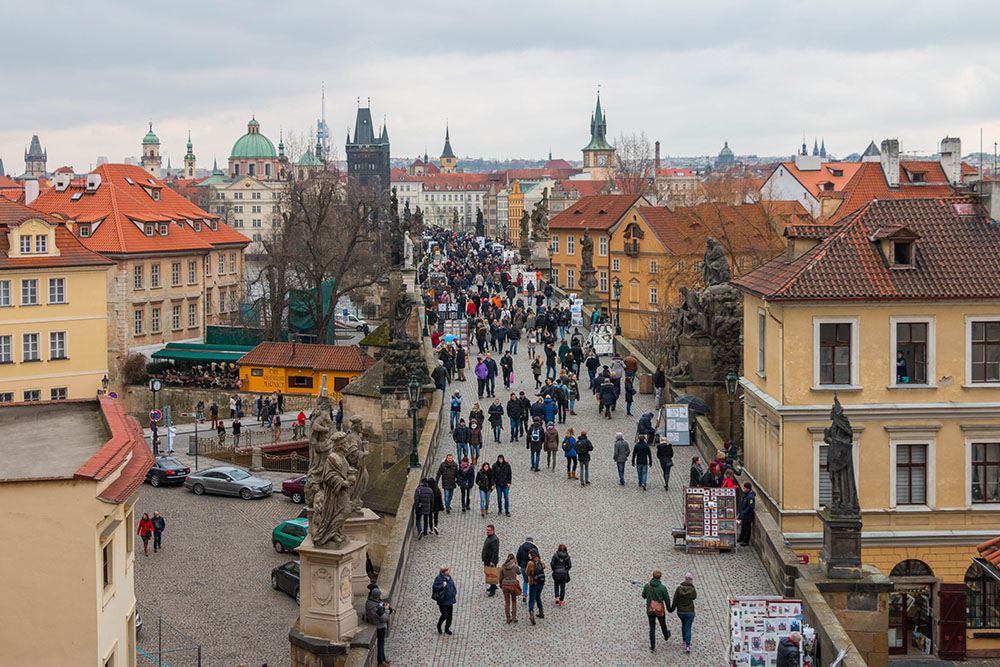 Ein Blick vom Brückenturm auf der Kleinseite "Malostranská věž" auf die Karlsbrücke...