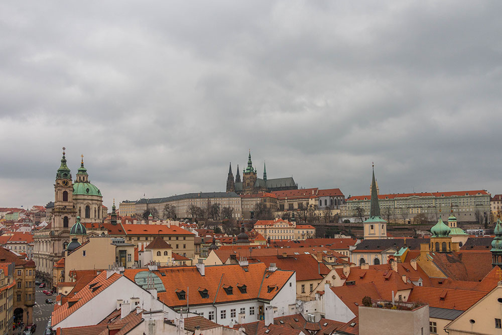 Blick vom Turm Malostranská věž auf die Prager Burg
