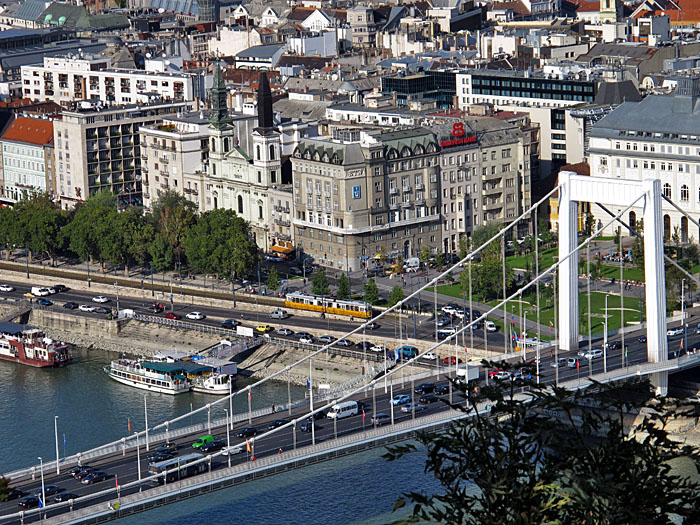 Die vielbefahrene Elisabethenbrücke