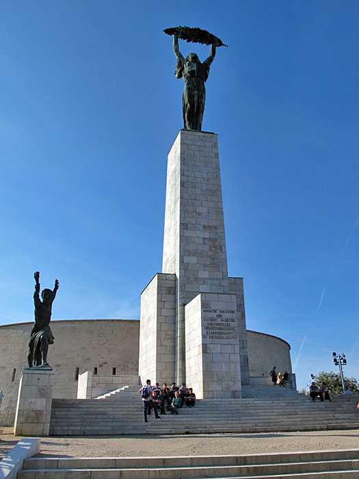 Das Freiheitsdenkmal auf dem Gellerthügel neben der Zitadelle