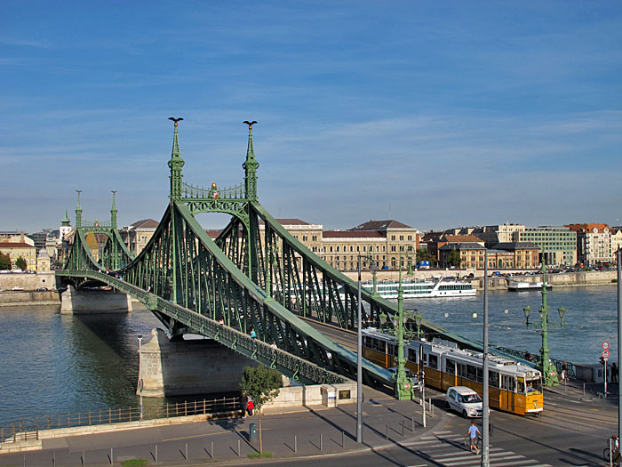 Kettenbrücke mit Straßenbahn
