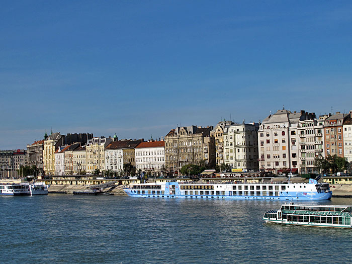 Donauufer mit Kreuzfahrschiff