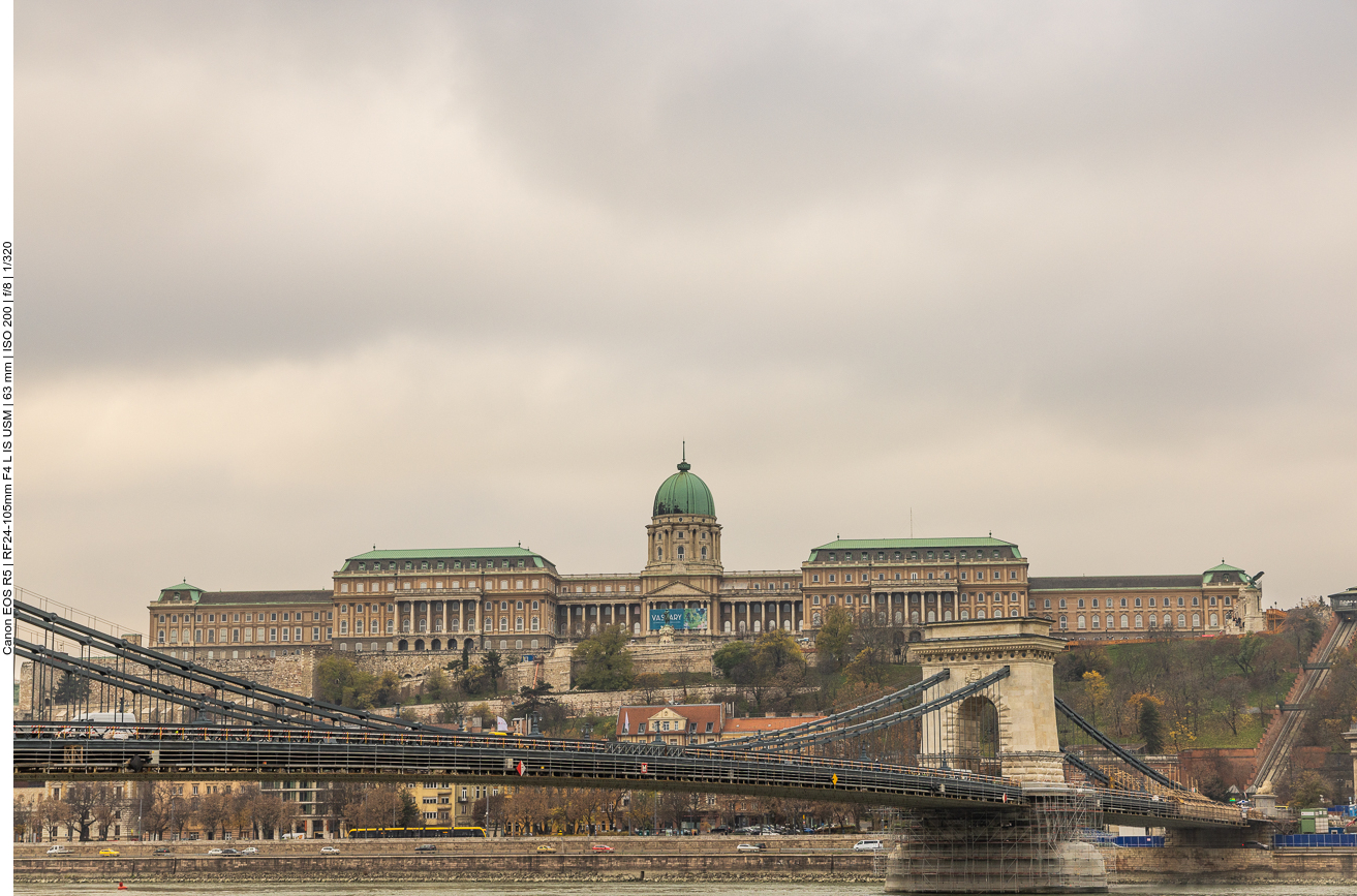 Der Bergplast mit Kettenbrücke im Vordergrund