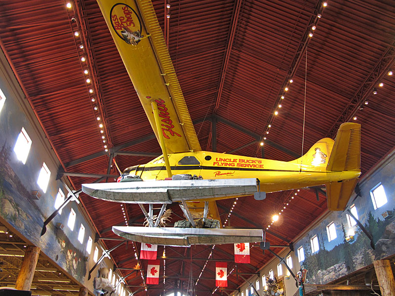 Sogar ein echtes Wasserflugzeug hängt an der Decke